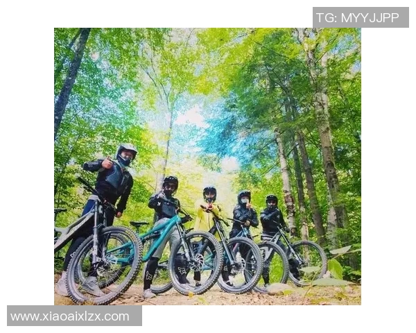 足球明星光着脚在草坪上奔跑展现自然魅力与运动激情的完美结合