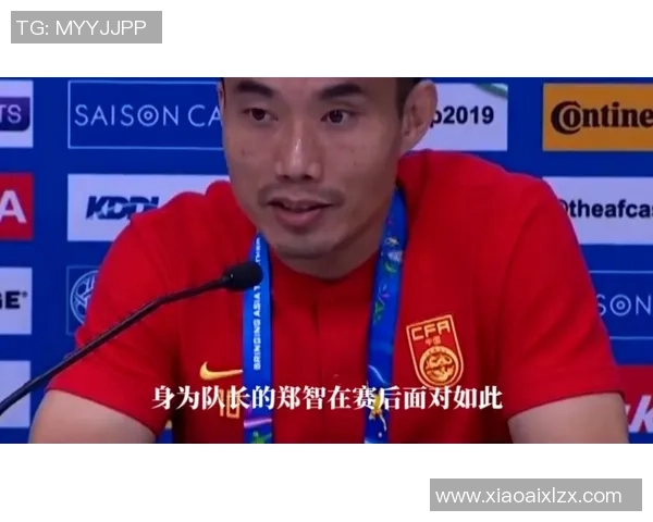 足球明星在比赛中意外撕破球衣引发球迷热议与媒体关注